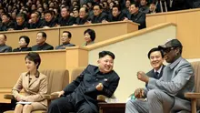 Dennis Rodman foto diambil pada 8 Januari 2014 dan diterbitkan oleh  Korean Central News Agency (KCNA) January 9, 2014 . Keduanya menonton pertandingan basket di Pyongyang (AFP/KCNA)