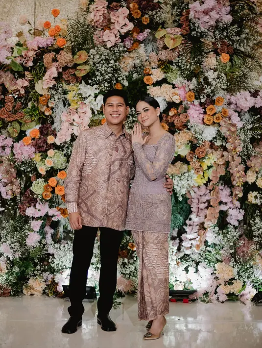 <p>Dikutip dari siaran pers yang dibagikan oleh The Bride Story, keduanya melewati acara pertunangan yang private di Hotel Novotel Bogor pada bulan Juni silam. (Foto: Instagram/ thebridestory)</p>