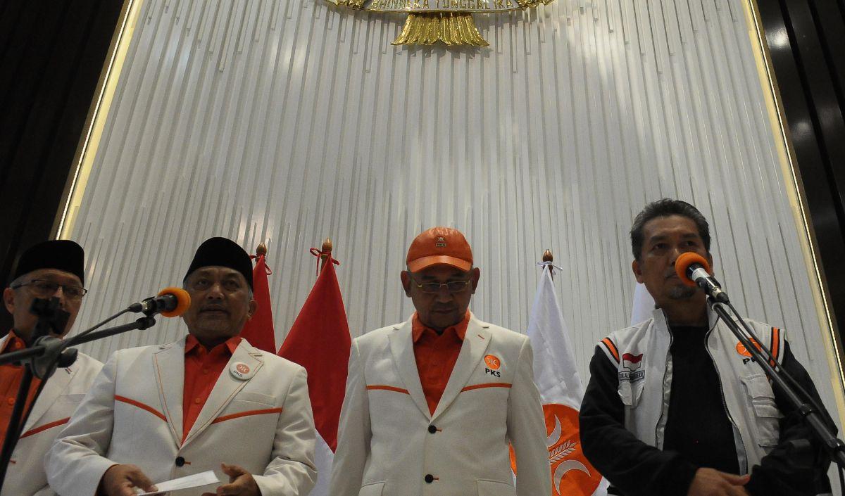 "Tapi kita terus mengimbau PKS akan terus berdialog dengan Demokrat untuk marilah kita merajut kembali, jika masih memungkinkan koalisi perubahan untuk persatuan ini saya kira dalam pertimbangan itu bisa dipahami ya,"<br>