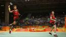 Sejak awal laga Tontowi Ahmad/Liliyana Natsir bermain baik sehingga membuat pasangan nomor satu dunia asal China itu kesulitan mengembangkan permainan. (Reuters/Jeremy Lee)