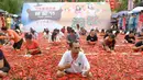 Sejumlah kontestan memakan cabai saat mengambil bagian dalam kompetisi makan cabai di Ningxiang di provinsi Hunan tengah, China (8/7). Pemenang dalam kontes ini telah memakan 5 cabai dalam waktu satu menit. (AFP Photo)