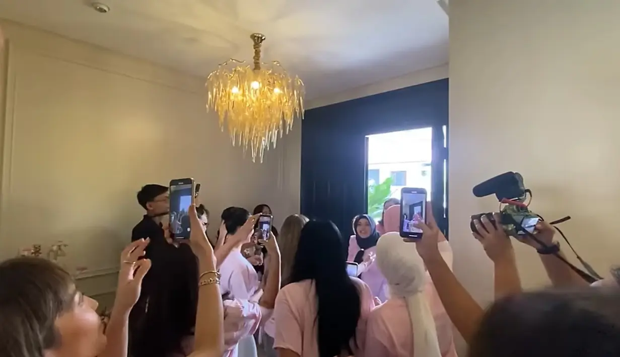 <p>Acara di gelar secara meriah di kediaman Olla Ramlan. Selain acara tersebut juga diisi dengan hiburan musik live. [Youtube/Baim Paula]</p>