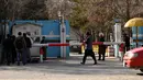 <p>Personel keamanan Taliban berjaga-jaga ketika mahasiswa laki-laki tiba setelah pembukaan kembali Universitas Kabul di gerbang masuknya di Kabul, Afghanistan, Senin (6/3/2023). Tetapi, meski dijanjikan, mereka gagal membuka kembali sekolah menengah untuk anak perempuan, yang telah ditutup selama lebih dari setahun. (Wakil KOHSAR / AFP)</p>