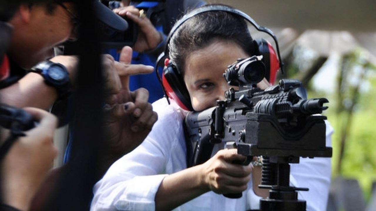 Aksi Menteri Rini Soemarno jajal senjata dan ekskavator PT Pindad