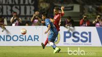 Pemain Persib Bandung, Febri Haryadi berusaha melewati hadangan pemain Semen Padang pada perebutan tempat ketiga Piala Presiden 2017 di Stadion Pakansari, Bogor, Sabtu (11/3/2017). (Bola.com/Nicklas Hanoatubun)