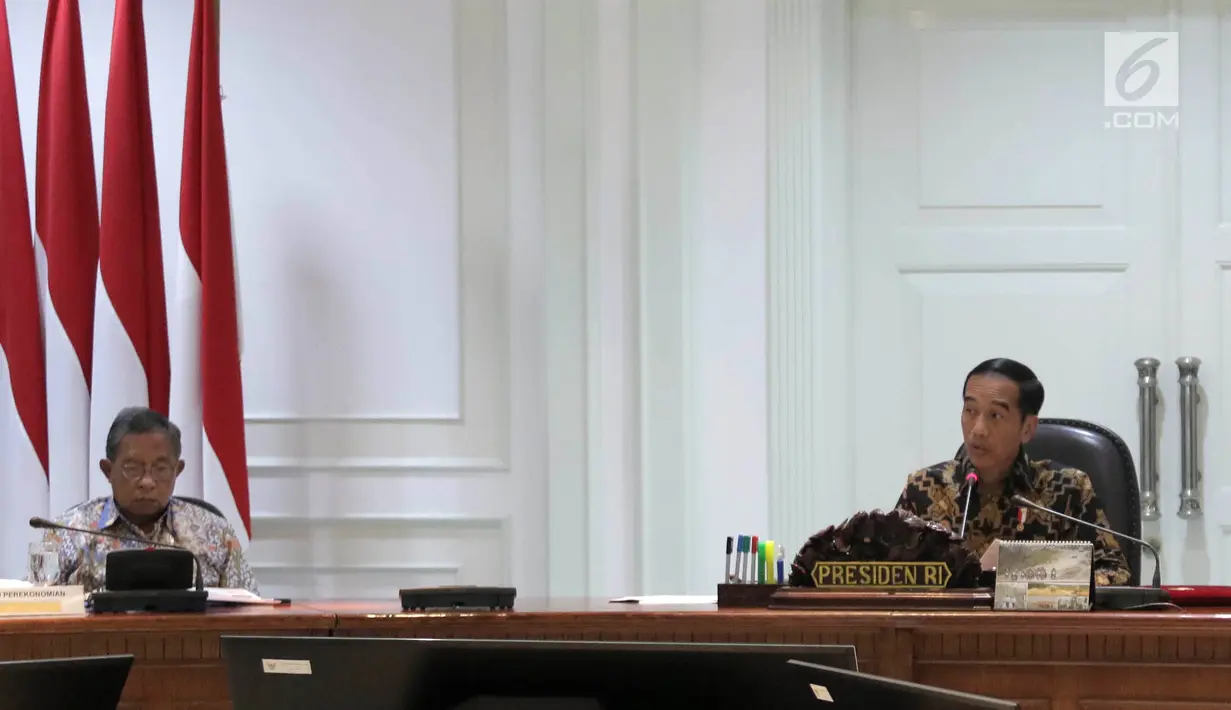 Presiden Jokowi (kanan) saat memimpin Rapat Terbatas Evaluasi Proyek Strategis Nasional, Jakarta, Senin (16/4). Jokowi mengimbau para menterinya untuk meningkatkan nilai tambah bagi perekonomian daerah dan menekan ketimpangan. (Liputan6.com/Angga Yuniar)