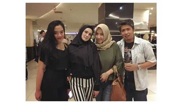 Akur dan Kompak, Ini Momen Kebersamaan 6 Seleb dengan Mantan Suaminya