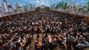 Pengunjung menikmati bir selama Festival Oktoberfest 2019 di sebuah tenda di Munich, Jerman selatan (3/10/2019). Festival bir terbesar di dunia Oktoberfest berlangsung hingga 6 Oktober 2019. (AFP Photo/Christof Stache)