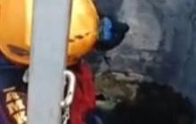 Berlangsung Dramatis, Aksi Heroik Petugas Damkar Selamatkan Kambing Bunting yang Terperosok ke Sumur Ini Curi Perhatian
