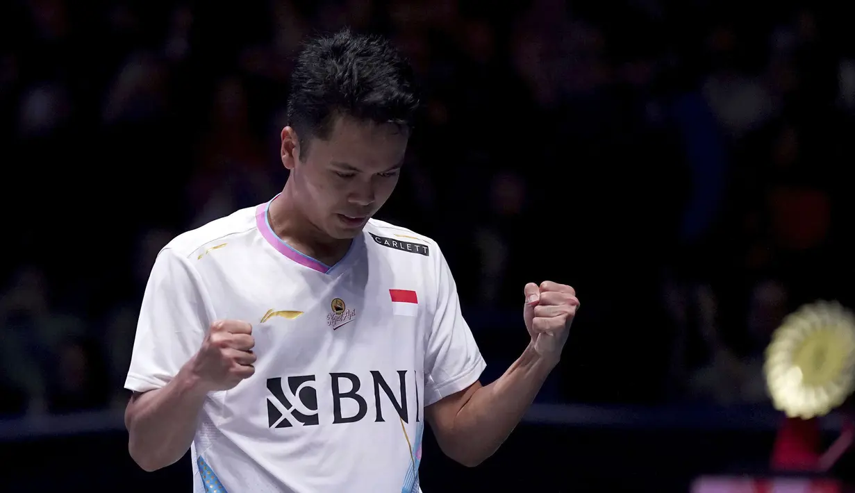 Pebulu tangkis tunggal putra Indonesia, Anthony Sinisuka Ginting merayakan kemenangan atas pebulu tangkis Denmark, Victor Axelsen pada laga perempat final All England 2024 di Utilita Arena Birmingham, Inggris, Jumat (15/03/2024). (AP Photo/PA/Bradley Collyer)