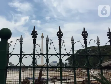 Suasana pembangunan proyek revitalisasi Taman Monumen Nasional (Monas) di Jakarta, Sabtu (18/1/2020). Proyek revitalisasi Taman Monas membuat 190 pohon di lokasi tersebut ditebas habis. (Liputan6.com/Immanuel Antonius)