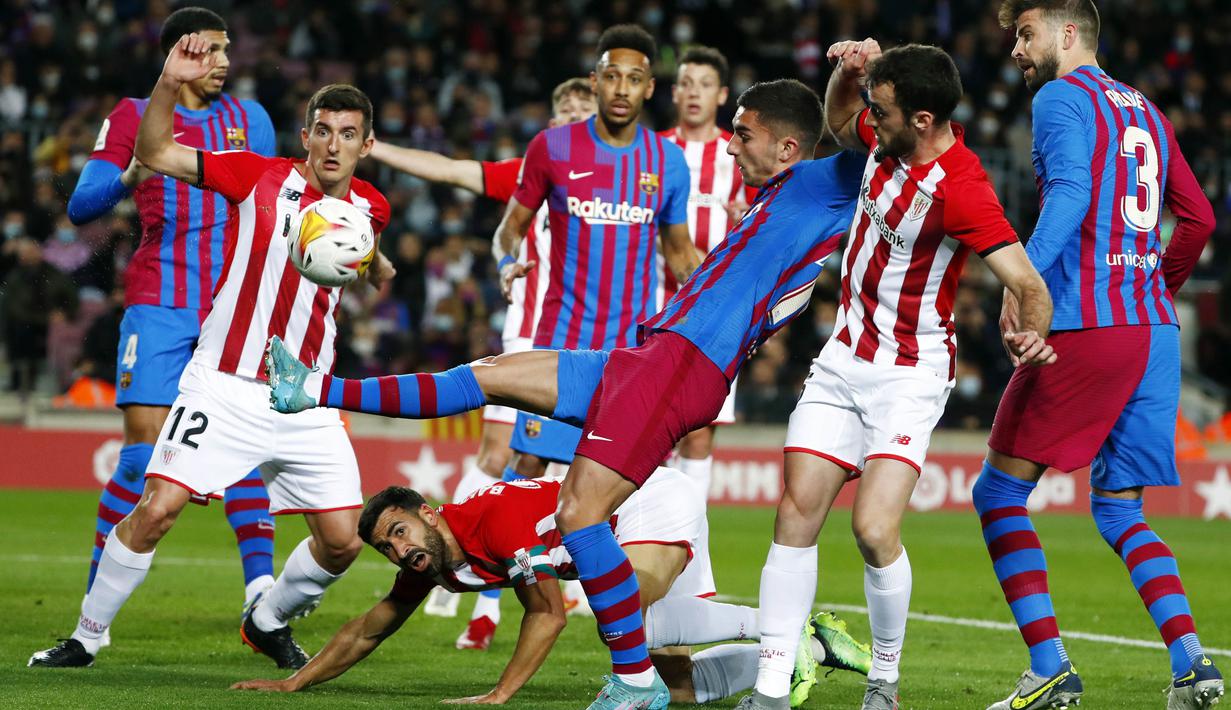 Statistik menunjukkan Barcelona unggul telak dalam penguasaan bola dengan peresentase mencapai 72 persen berbanding 28 persen. (AP/Joan Monfort)