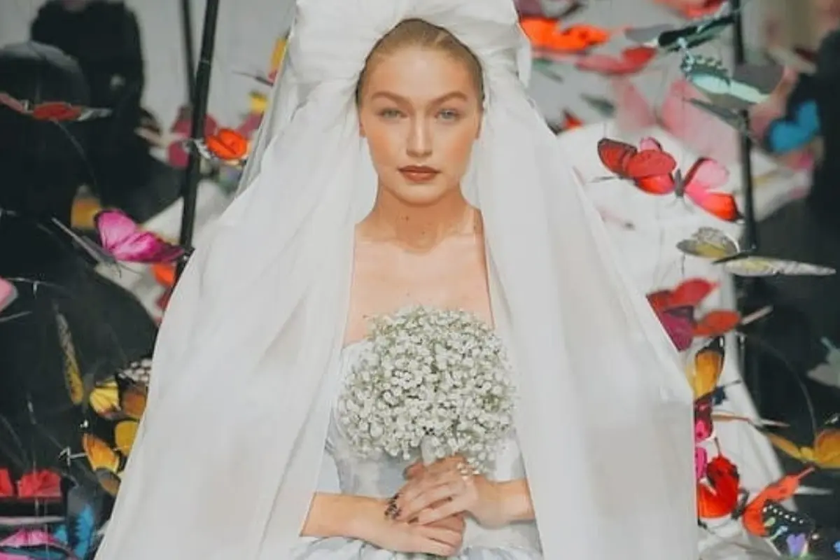 Gaya Unik Gigi Hadid di Panggung Moschino, Milan Fashion Week 2019