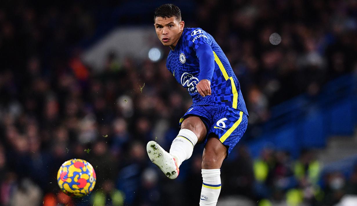 <p>Meski telah menginjak 37 tahun, penampilan Thiago Silva di lini belakang Chelsea masih sangat konsisten. Ia telah menjadi pilihan utama Tuchel sejak The Blues beralih ke pengaturan pertahanan tiga bek. Pemain asal Brasil tersebut tercatat telah memainkan 43 penampilan di semua kompetisi dengan 3.317 menit bermain untuk Chelsea. (AFP/Ben Stansall)</p>
