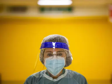 Dokter Elisabetta Teti mengenakan baju alat pelindung diri (APD) saat berjalan sebelum memulai kunjungan putaran pertama di unit COVID-19 sub-intensif Rumah Sakit Poliklinik Tor Vergata, di Roma pada 7 November 2020. (AP Photo/Alessandra Tarantino)