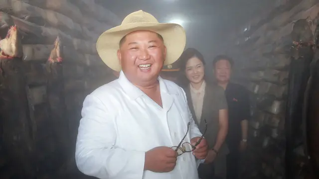 Gaya Santai Kim Jong-un Saat Tinjau Peternakan Lele