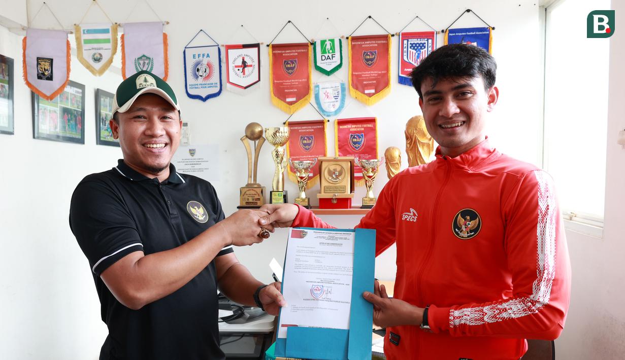 Ketua Persatuan Sepak Bola Amputasi Indonesia (PSAI), Yudhi Yahya, memberikan surat rekomendasi dari PSAI untuk Aditya yang akan berkarier di klub asal Turki, Kayseri Melikgazi Belediyespor. (Bola.com/M Iqbal Ichsan)