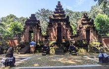 Sensasi Mengunjungi Pura Megah dan Sakral di Tengah Hutan Banyuwangi, Auto Bikin Damai
