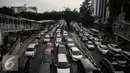 Kemacetan panjang terjadi di di jalur 3 in 1 di Jalan Jenderal Sudirman, Jakarta, Selasa (10/5). Pemprov DKI Jakarta secara resmi akan menghapus aturan jalur 3 in 1 pada Senin (16/5). (Liputan6.com/Faizal Fanani)