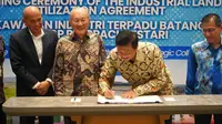 Penandatanganan Perjanjian Pemanfaatan Tanah Industri (PPTI) antara Managing Director Thong Guan Industries, Dato&rsquo; Ang Poon Chuan dengan Direktur Utama KEK Industropolis Batang, Ngurah Wirawan. (Dok Konsulat Jenderal Republik Indonesia Penang)