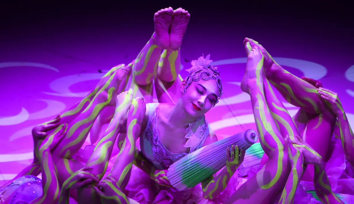 Anggota Troup Acrobat China saat tampil dalam di akhir edisi ke-12 Festival Sirkus Internasional di Capital Circus, Budapest, Hungaria, Minggu (14/1). (AFP PHOTO/Attila KISBENEDEK)