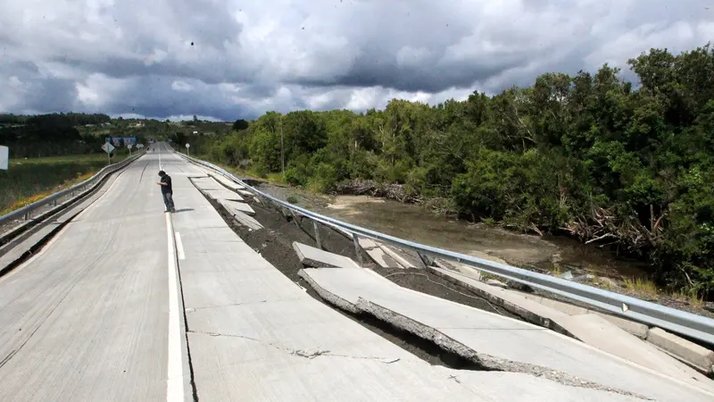 Kondisi jalanan terbelah akibat gempa Chile. (Reuters)