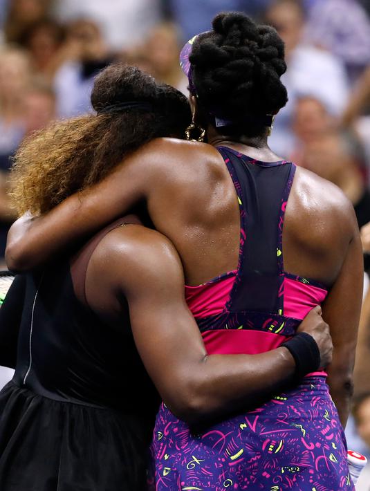 Petenis Serena Williams (kiri) memeluk kakak perempuannya, Venus Williams usai bertanding di putaran ketiga turnamen tenis AS Terbuka di New York, Jumat (31/8). Serena mengalahkan Venus dengan skor 6-1, 6-2. (AP Photo/Adam Hunger)