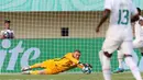 Kiper Timnas Polandia U-17, Michal Matys (kiri) berhasil menangkap bola tendangan dari pemain Timnas Senegal U-17 dalam pertandingan Grup D Piala Dunia U-17 2023 yang berlangsung di Stadion Si Jalak Harupat, Selasa (14/11/2023). (Bola.com/Ikhwan Yanuar)