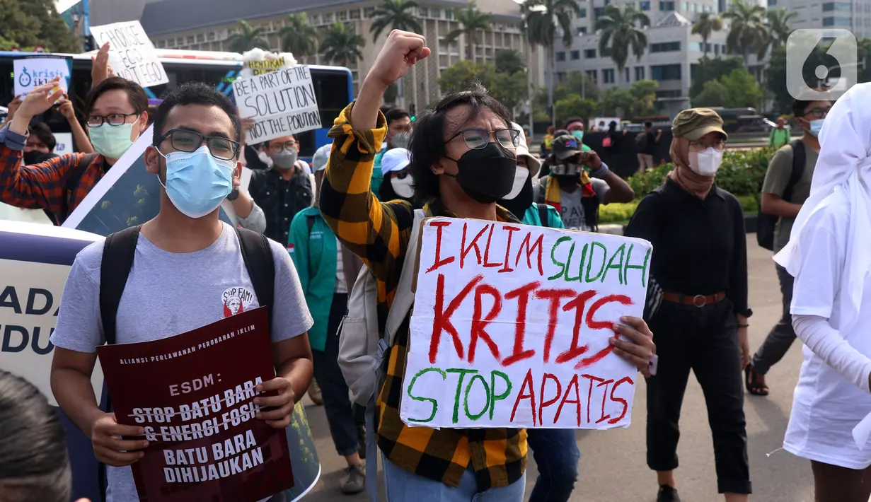 Aliansi Perlawanan Iklim melakukan aksi damai di kawasan Monas, Jakarta, Jumat (5/11/2021). Massa menyerukan bahwa bumi sedang darurat serta krisis iklim namun dibiarkan karena negara hanya melindungi oligarki dan bisnisnya, bukan masa depan seluruh rakyat Indonesia. (Liputan6.com/Angga Yuniar)