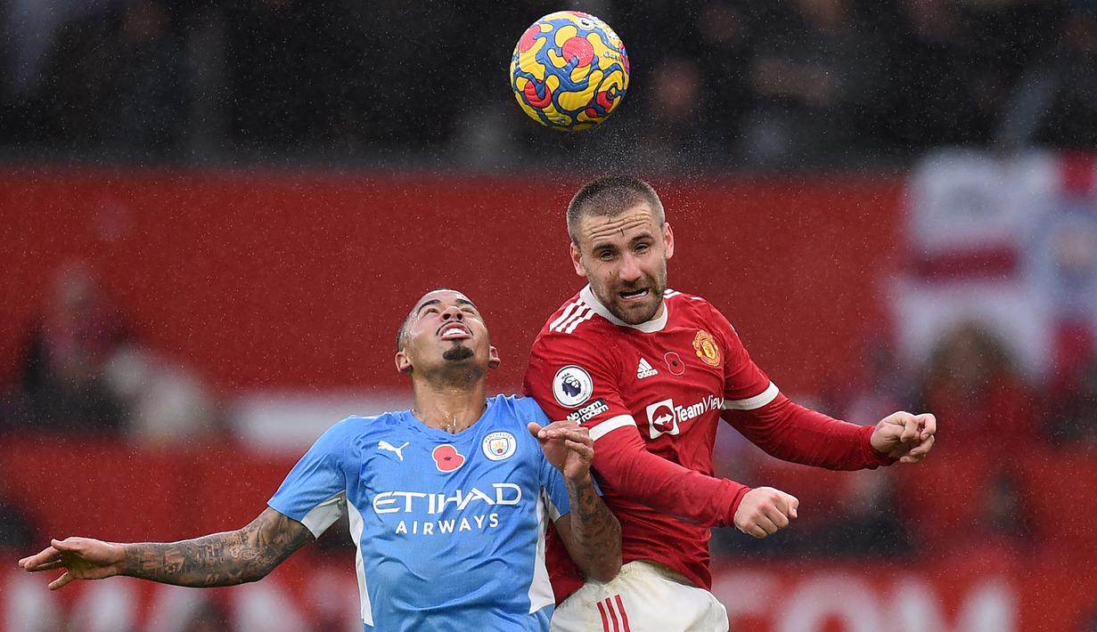 Luke Shaw merupakan tipe pemain belakang agresif. Hal tersebut terlihat dari 1,1 tackle, 1,5 pelanggaran, 0,6 intersep, dan 0,8 sapuan. Namun, kontribusinya dalam penyerangan cukup bagus dengan mencatatkan 2.1 umpan kunci dan 1.8 umpan silang. Ia telah mengoleksi 917 menit bermain. (AFP/Oli Scarff)