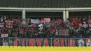 Suporter AC Milan memberikan dukungan saat laga tandang melawan Austria Wien pada laga Liga Europa di Stadion Stadion Ernst Happel, Wien, Kamis (14/9/2017). Wien kalah 1-5 dari Milan. (Bola.com/Reza Khomaini)