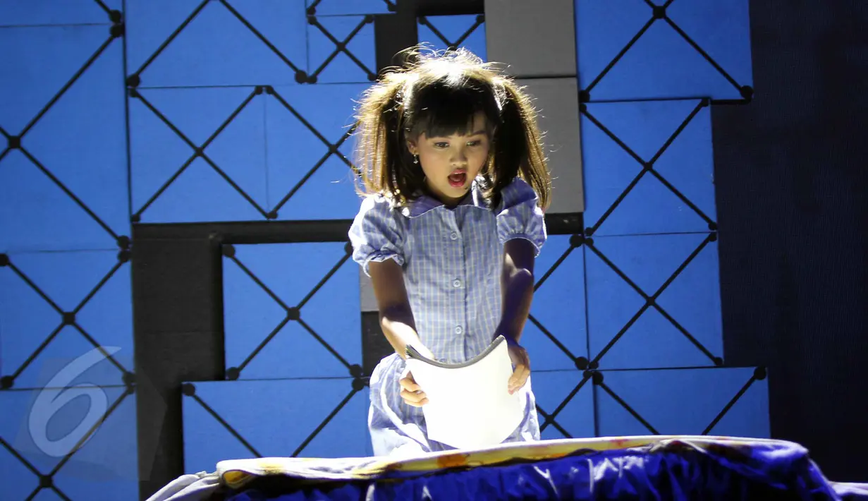Salah satu adegan drama musikal Matilda di Jakarta, Sabtu (6/6). Drama musikal itu menceritakan seorang anak bernama Matilda sebagai anak yang bodoh kerena lebih memilih membaca buku dari pada menonton televisi. (Liputan6.com/Helmi Afandi)