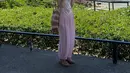 Son Ye Jin tampil feminin dengan busana bernuansa pink pastel berlatar pemandangan laut yang cantik [@yejinhand]