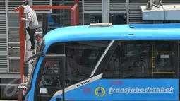 Aktivitas pekerja saat merenovasi halte Busway Harmoni, Jakarta, Jum'at (29/1/2016). Perbaikan dilakukan pada jalur masuk penumpang karena sempat ambruk beberapa waktu lalu. (Liputan6.com/Faisal R Syam)