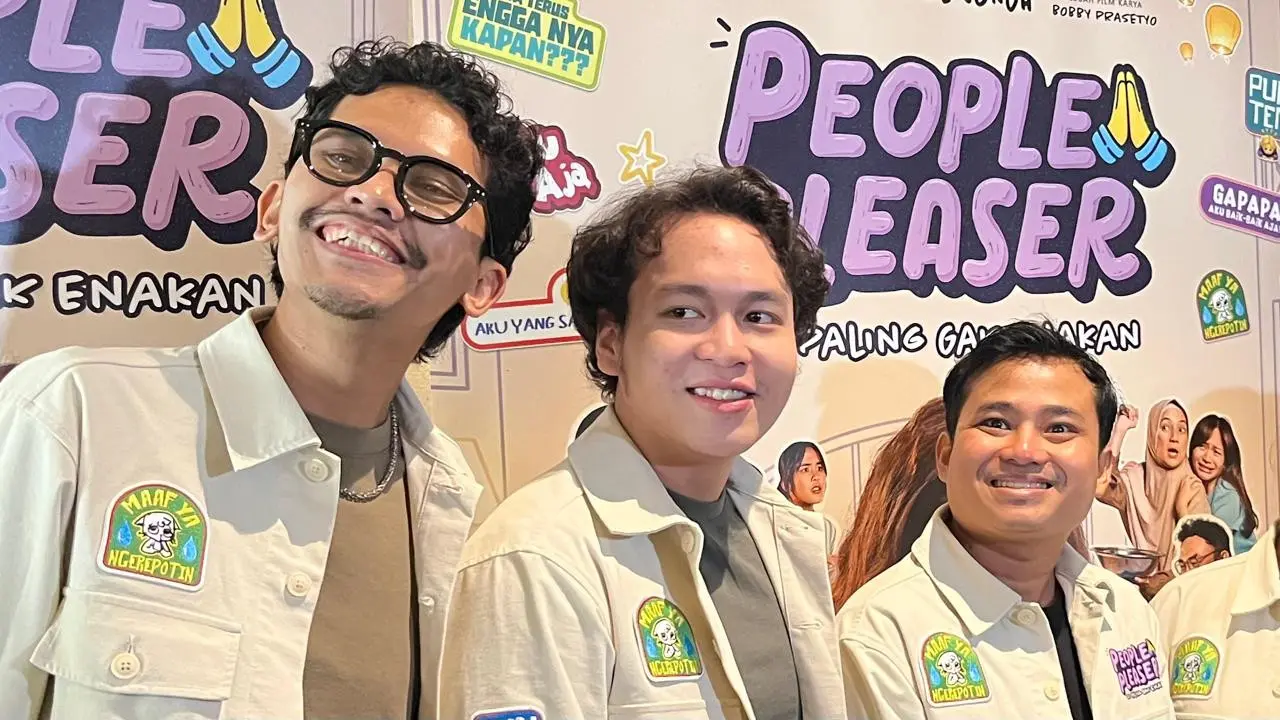 Fatih Unru (tengah) dalam konferensi pers trailer dan poster film People Pleaser yang digelar di Jakarta, (12/10/2026). (Liputan6.com/Afradhiya N. R)