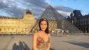 Hobi travellingnya sering Vicky unggah di akun Instagramnya. Kali ini Vicky terlihat pernah berlibur ke Paris. (Liputan6.com/IG/@vickyzainal24)