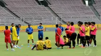 Pelatih Arema Cronus, Suharno (bertopi) memberikan instruksi jelang latihan di Stadion GBK Jakarta, (3/5/2014). (Liputan6.com/Helmi Fithriansyah)