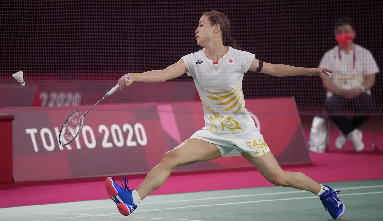 Pebulutangkis Jepang Nozomi Okuhara bermain melawan He Bing Jiao dari China pada perempat final bulu tangkis tunggal putri Olimpiade Tokyo 2020 di Musashino Forest Sports Plaza, Jumat (30/7/2021). Juara All England 2021 Nozomi Okuhara tersingkir dengan skor 13-21, 14-21. (AP/Dita Alangkara)