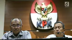 Ketua KPK Agus Rahardjo (kiri) bersama Ketua BPK Moermahadi Soerja Djanegara memberikan keterangan pers di Gedung KPK, Jakarta, Sabtu (27/5). KPK mengamankan tujuh orang dalam operasi tangkap tangan (OTT)  Jumat 26 Mei 2017. (Liputan6.com/Angga Yuniar)