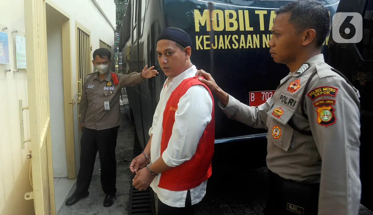 Rizky datang menggunakan kemeja warna putih dibalut rompi tahanan warna orange dan peci warna hitam. Rizky nampak tenang meski dia tidak didampingi keluarga saat sidang. (merdeka.com/Arie Basuki)
