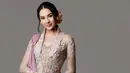 Anya Geraldine tampil luar biasa dibalut kebaya rancangan Anne Avantie. Kebaya lengan panjang ini memiliki detail sangat cantik, garis leher yang dalam dengan tambahan bentuk hati pada bagian dada. Penampilannya ini disempurnakan dengan kain batik sebagai bawahan yang mempunyai high slit, dan selendang sutra berwarna ungu yang disampirkan di pundak dengan bros emas. Foto: Instagram.