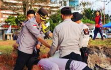 Sinergi TNI-Polri dan Masyarakat dalam Gotong Royong Natuna: Bersihkan Pantai Piwang dan Lingkungan Perbatasan
