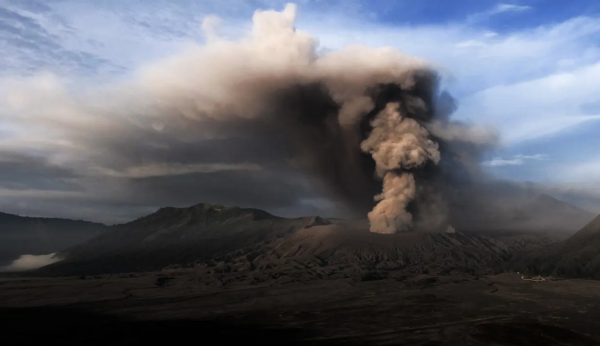 Abu vulkanis menyembur dari Gunung Bromo, Probolinggo, Jawa Timur, Rabu (13/7). PVMBG menetapkan status Gunung Bromo masih berada pada level Waspada sehingga pengunjung tidak dibolehkan memasuki kawasan dalam radius 1 km dari kawah aktif. (BAY Ismoyo/AFP)