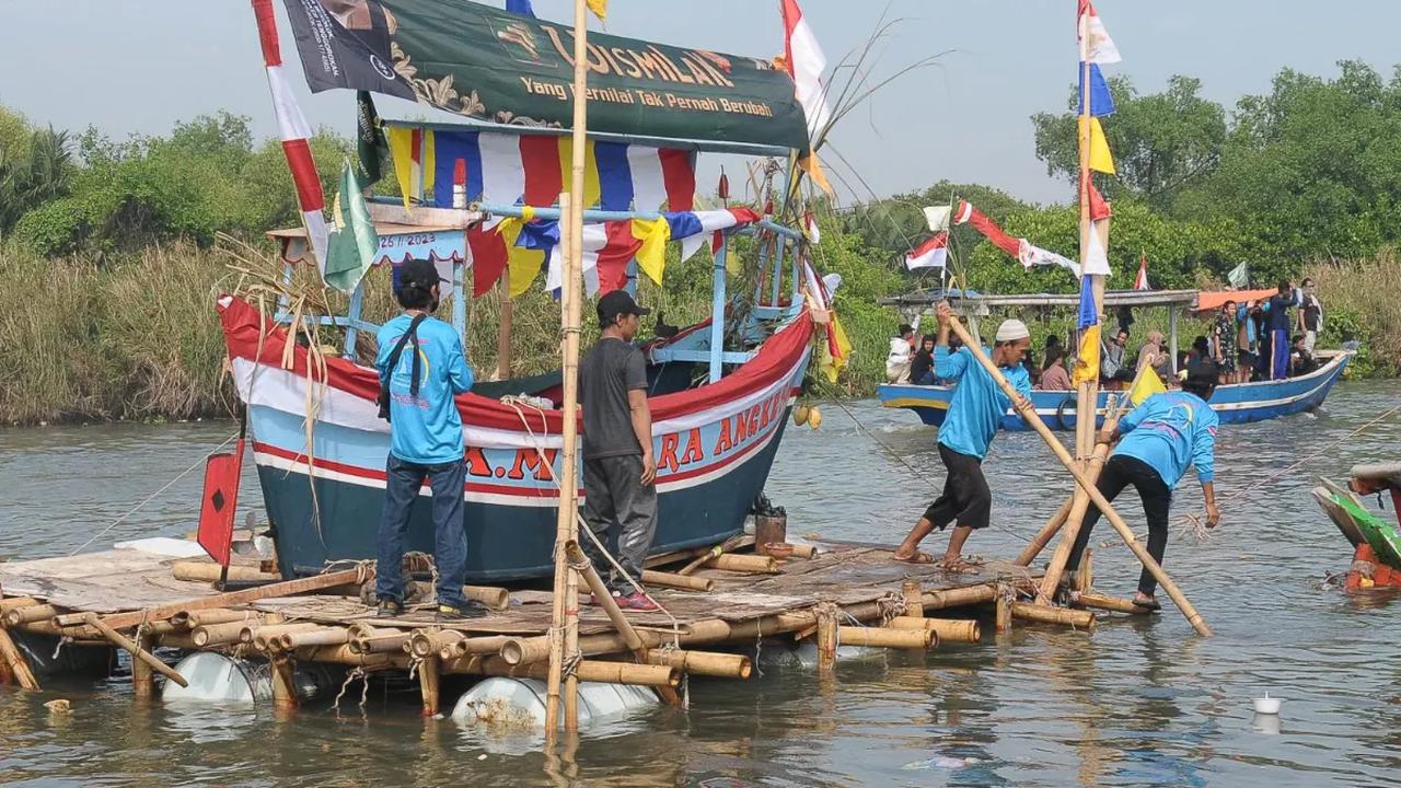 Nelayan tradisional Muara Angke melaksanakan  ritual Nadran untuk pelarungan hasil Bumi di perairan Jakarta pada hari Minggu (26/11/2023).