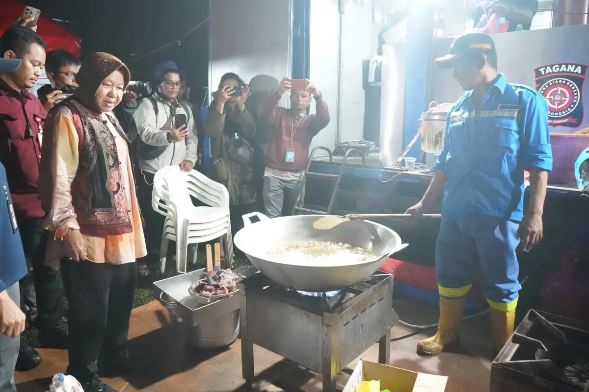 Mensos Risma turun tangan langsung mengecek kesiapan Dapur Umum untuk melayani Para Pengungsi di Kabupaten Agam, Sumbar (Istimewa)
