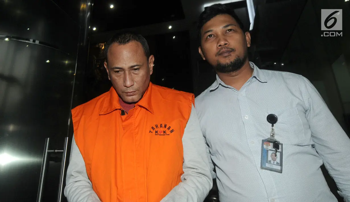 Pengusaha Elviyanto, orang kepercayaan I Nyoman Dhamantra memakai rompi tahanan usai menjalani pemeriksaan di Gedung KPK, Jakarta, Jumat (9/8/2019). Elviyanto ditahan 20 hari kedepan terkait suap izin impor bawang putih dari Kementerian Pertanian dan SPI dari Kemendag. (merdeka.com/Dwi Narwoko)