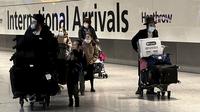 Penumpang tiba di Bandara Heathrow, London, Inggris, Senin (29/11/2021). Mulai besok, pemerintah menginstruksikan semua penumpang yang memasuki Inggris untuk melakukan tes PCR dua hari setelah kedatangan dan mengisolasi diri sampai menerima hasil negatif. (AP Photo/Frank Augstein)