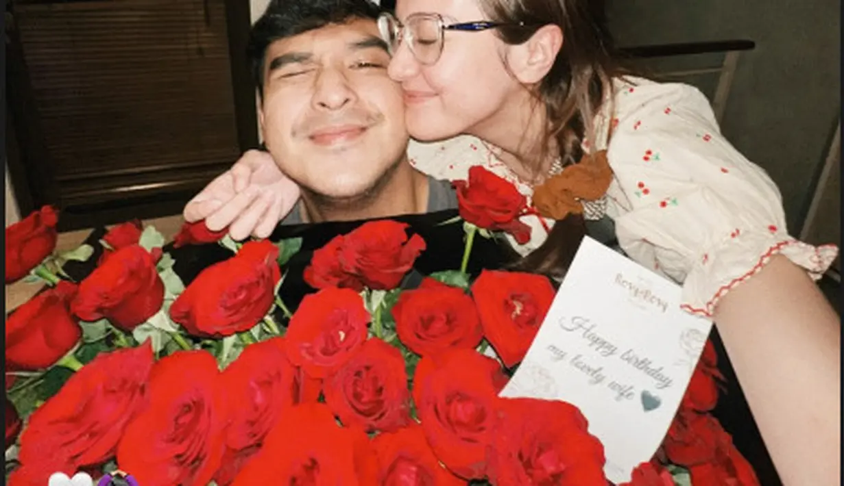 Tak hanya kue ulang tahun, Ohim juga memberikan buket bunga mawar merah dan kartu ucapan untuk sang istri. Meski hanya dirayakan berdua di rumah, namun momen tersebut tetap terasa manis dan hangat. Berpose dengan memeluk dan mencium sang suami, pasangan yang terpaut usia tujuh tahun ini tak lepas dari perhatian dari resmi menikah hingga kini. (Liputan6.com/IG/@salshabillaadr)