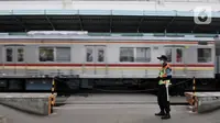 Petugas keamanan berjaga di salah satu peron Stasiun Manggarai, Jakarta, Kamis (16/4/2020). PT KCI menyatakan jumlah penumpang kereta listrik (KRL) terus menurun selama pemberlakuan Pembatasan Sosial Berskala Besar (PSBB) di Jabodebek hingga 50 persen. (merdeka.com/Iqbal S. Nugroho)