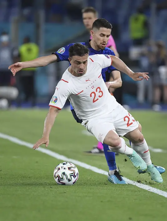 Gelandang Swiss, Xherdan Shaqiri membawa bola dari kawalan gelandang Italia, Jorginho pada pertandingan grup A Euro 2020 di stadion Olimpiade di Roma, Italia, Rabu (16/6/2021). Selanjut, Italia akan bertanding melawan Wales. (Ettore Ferrari, Pool via AP)